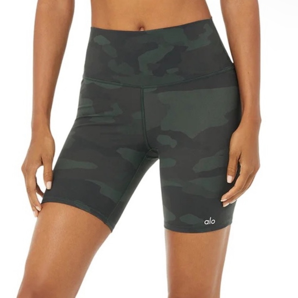 NWOT Alo camo biker shorts